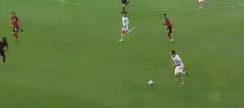 德甲-莱万+格纳布里双响 穆勒传射 拜仁5-1领跑