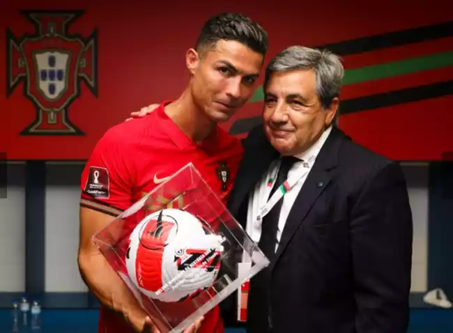 C罗破纪录葡萄牙足协颁奖 别致礼物纪念历史性时刻