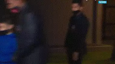 梅西劝阻保安与翻过围栏小球迷合影 球迷兴奋晒照|GIF