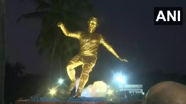 印度首座C罗雕像揭幕 花费12万人民币全身金色