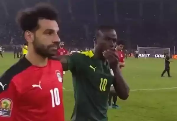 非洲杯上演温情一幕  马内安慰失意的队友萨拉赫