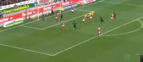 德甲-格纳布里传射 科曼破门 拜仁4-1连胜领跑